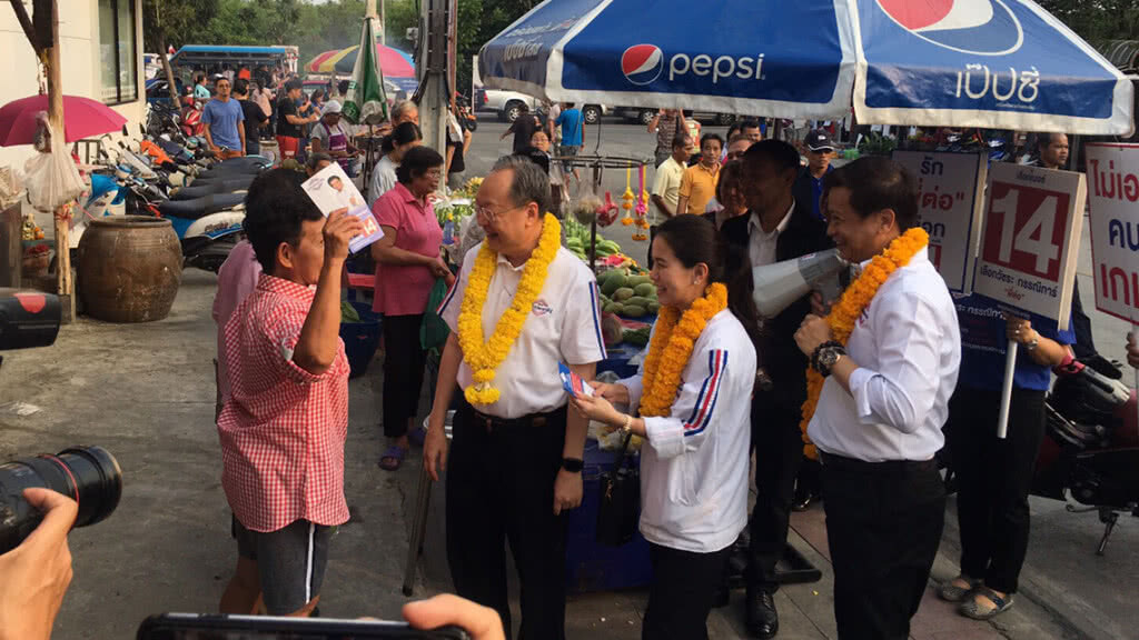 "สนธิรัตน์" ควง "วัชระ กรรณิการ์" บุกหาเสียงตลาดวัดหนองแขม