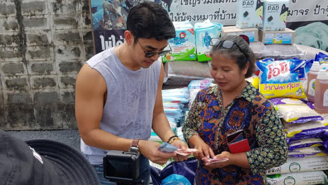 "อาร์ต" ใจบุญมอบอาหารและเงินให้ป้าจุ๊ บ้านพักสี่ขาเพื่อหมาจร