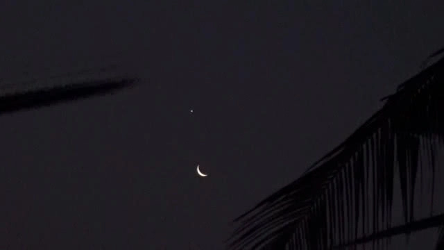 คลิป "พระจันทร์" ยิ้มตาเดียว ยามรุ่งสางที่พิษณุโลก