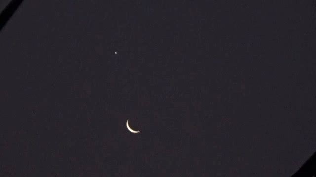 คลิป "พระจันทร์" ยิ้มตาเดียว ยามรุ่งสางที่พิษณุโลก