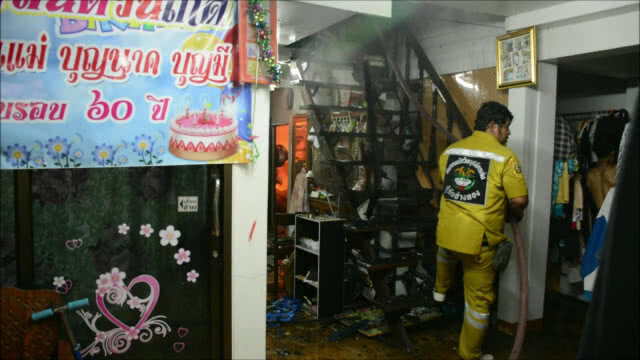 หนุ่มอาการประสาทกำเริบ จุดไฟเผาบ้านลามวอด 4 หลัง