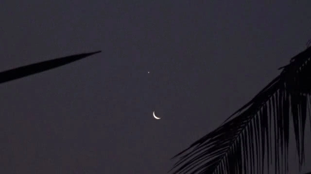 คลิป "พระจันทร์" ยิ้มตาเดียว ยามรุ่งสางที่พิษณุโลก