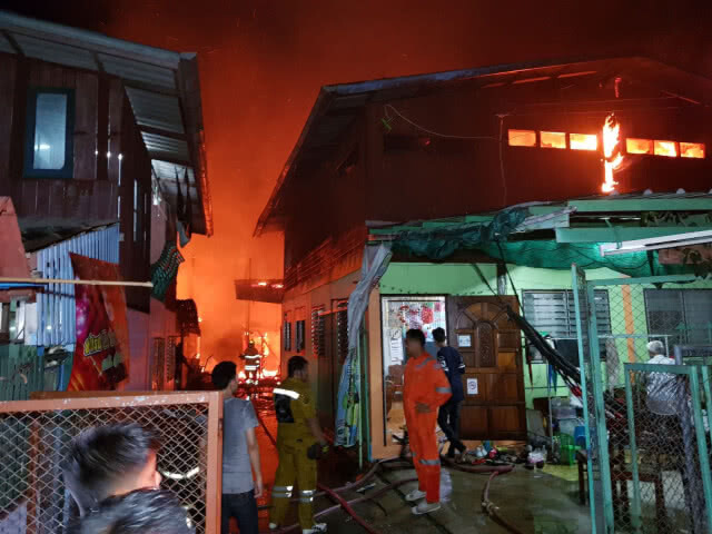 หนุ่มอาการประสาทกำเริบ จุดไฟเผาบ้านลามวอด 4 หลัง