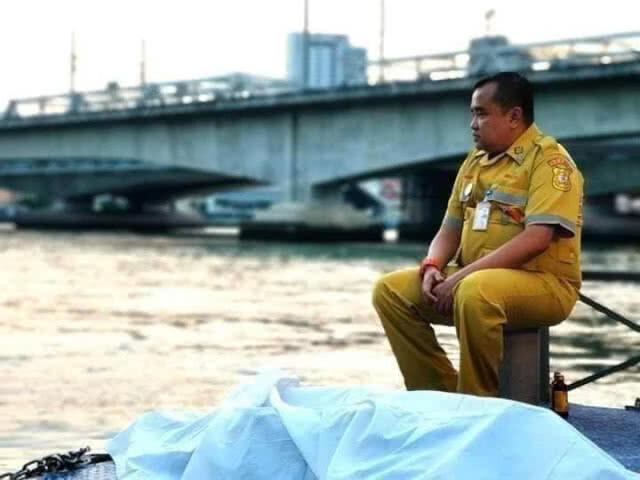 โซเชียลวิจารณ์สนั่น ! ต้นสังกัดสั่งสอบ "กู้ภัยเฝ้าศพ"