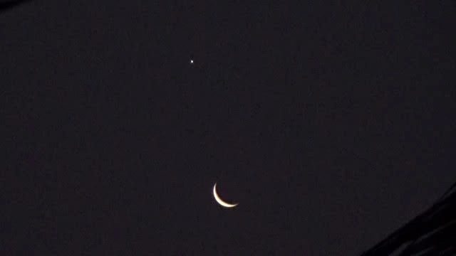 คลิป "พระจันทร์" ยิ้มตาเดียว ยามรุ่งสางที่พิษณุโลก