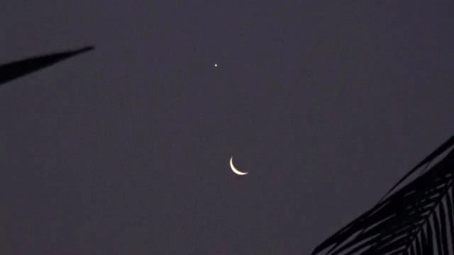 คลิป "พระจันทร์" ยิ้มตาเดียว ยามรุ่งสางที่พิษณุโลก