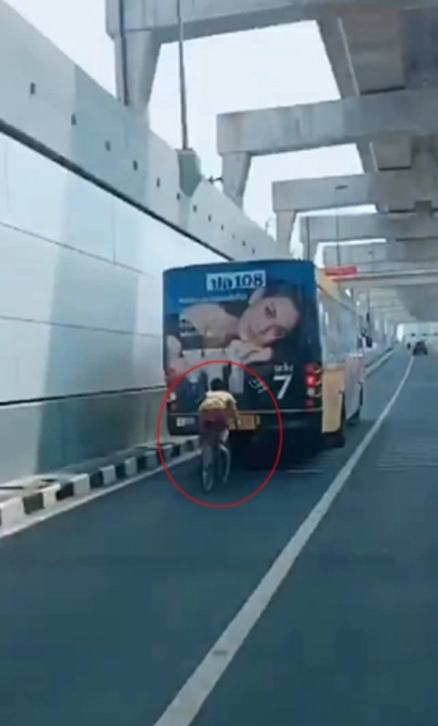 ชาวเน็ตแห่ชมคลิป! ปั่นจักรยานหวาดเสียว ตามท้ายรถเมล์108