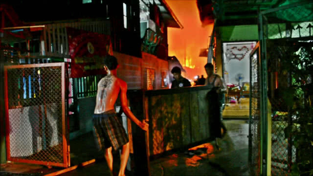 หนุ่มอาการประสาทกำเริบ จุดไฟเผาบ้านลามวอด 4 หลัง