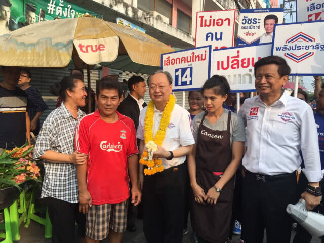 "สนธิรัตน์" ควง "วัชระ กรรณิการ์" บุกหาเสียงตลาดวัดหนองแขม