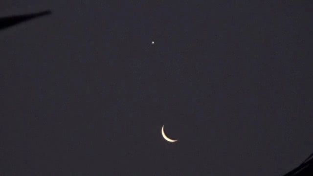 คลิป "พระจันทร์" ยิ้มตาเดียว ยามรุ่งสางที่พิษณุโลก