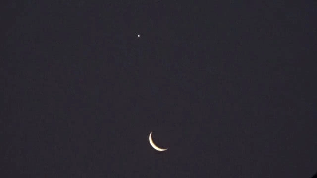 คลิป "พระจันทร์" ยิ้มตาเดียว ยามรุ่งสางที่พิษณุโลก