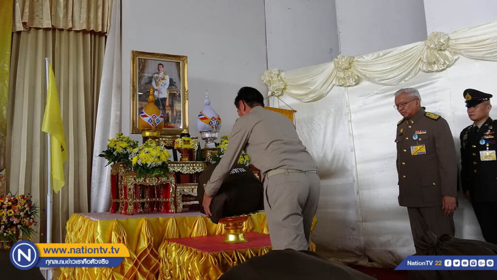 ในหลวงโปรดเกล้าฯ ให้ องคมนตรีเชิญสิ่งของพระราชทานแก่ประชาชนผู้ประสบวาตภัย จ.หนองคาย