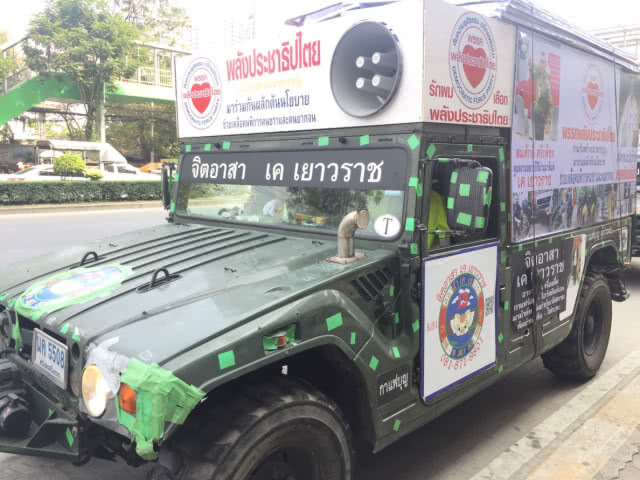 สีสันหาเสียง! พรรคพลังประชาธิปไตย จัดคาราวานรถฮัมวี่ ขอคะแนนเสียง ที่ตลาดนัดสวนจตุจักร