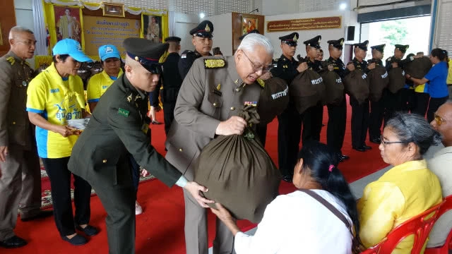 ในหลวงโปรดเกล้าฯ ให้ องคมนตรีเชิญสิ่งของพระราชทานแก่ประชาชนผู้ประสบวาตภัย จ.หนองคาย