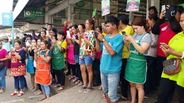 สาวกรี๊ดลั่นตลาดสดโคกอุดม!!! "ฟิลม์ รัฐภูมิ" ลงพื้นที่หาเสียง ช่วยผู้สมัคร สส.เขต.3