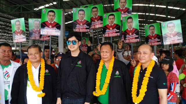สาวกรี๊ดลั่นตลาดสดโคกอุดม!!! "ฟิลม์ รัฐภูมิ" ลงพื้นที่หาเสียง ช่วยผู้สมัคร สส.เขต.3