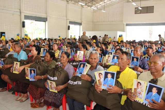ในหลวงโปรดเกล้าฯ ให้ องคมนตรีเชิญสิ่งของพระราชทานแก่ประชาชนผู้ประสบวาตภัย จ.หนองคาย