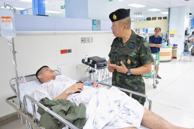 มทภ.4 รุดเยี่ยมผู้บาดเจ็บ จากเหตุเครื่องบินพีชเมกเกอร์ ลงฉุกเฉิน