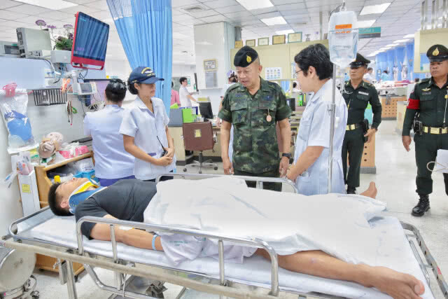 มทภ.4 รุดเยี่ยมผู้บาดเจ็บ จากเหตุเครื่องบินพีชเมกเกอร์ ลงฉุกเฉิน