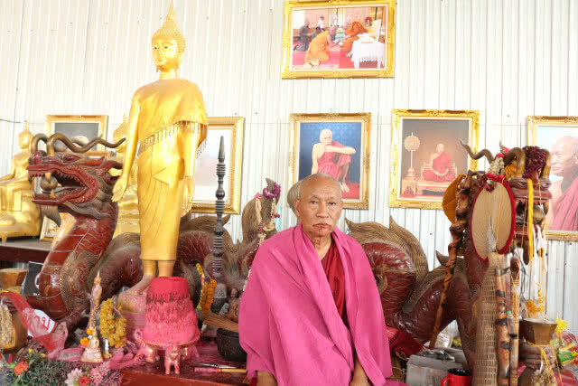 แห่แก้บนไข่ไก่นับหมื่นฟอง ที่วัดสว่างอารมณ์
