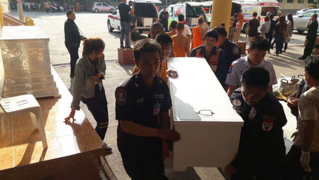 ลำเลียงห้าศพตระกูล "ศรีสวัสดิ์" ถึงวัดแล้ว