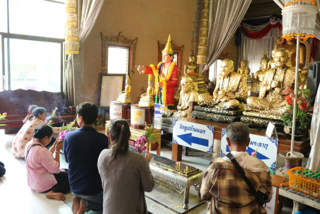 แห่แก้บนไข่ไก่นับหมื่นฟอง ที่วัดสว่างอารมณ์