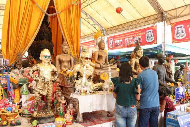 แห่แก้บนไข่ไก่นับหมื่นฟอง ที่วัดสว่างอารมณ์