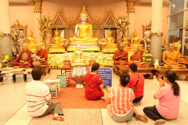 แห่แก้บนไข่ไก่นับหมื่นฟอง ที่วัดสว่างอารมณ์