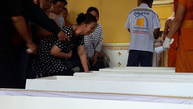 ลำเลียงห้าศพตระกูล "ศรีสวัสดิ์" ถึงวัดแล้ว