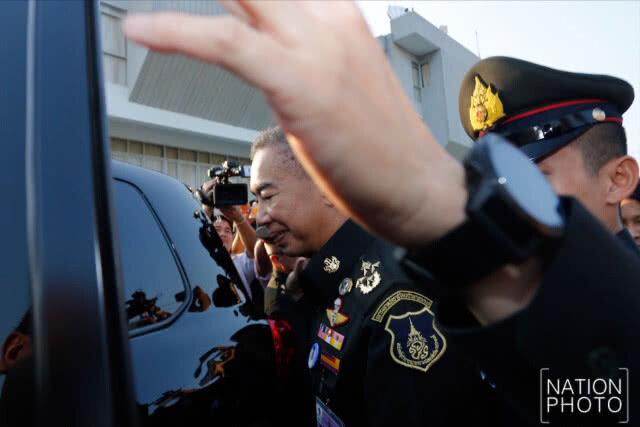 "บิ๊กแดง" ปัดตอบ ยื่นฟ้อง "เสรีพิศุทธ์"