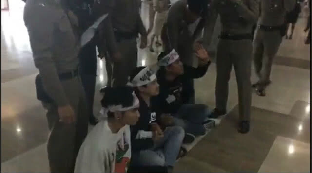 ตร.หิ้วตัว ม็อบชาวเขา ออกจากรัฐสภา
