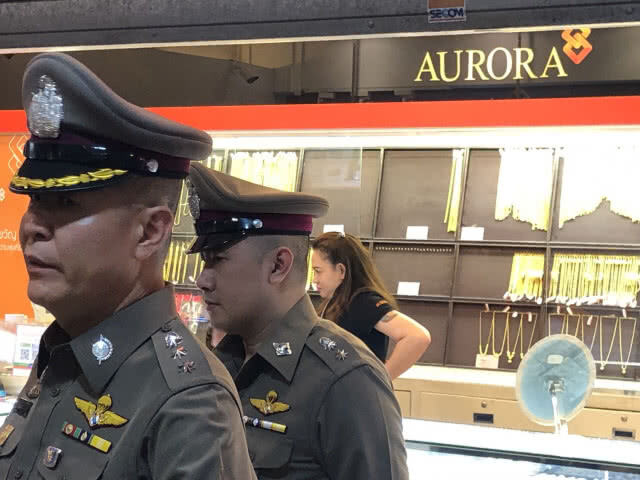 พรางตัวใส่วิกผม ชิงทรัพย์ร้านทอง