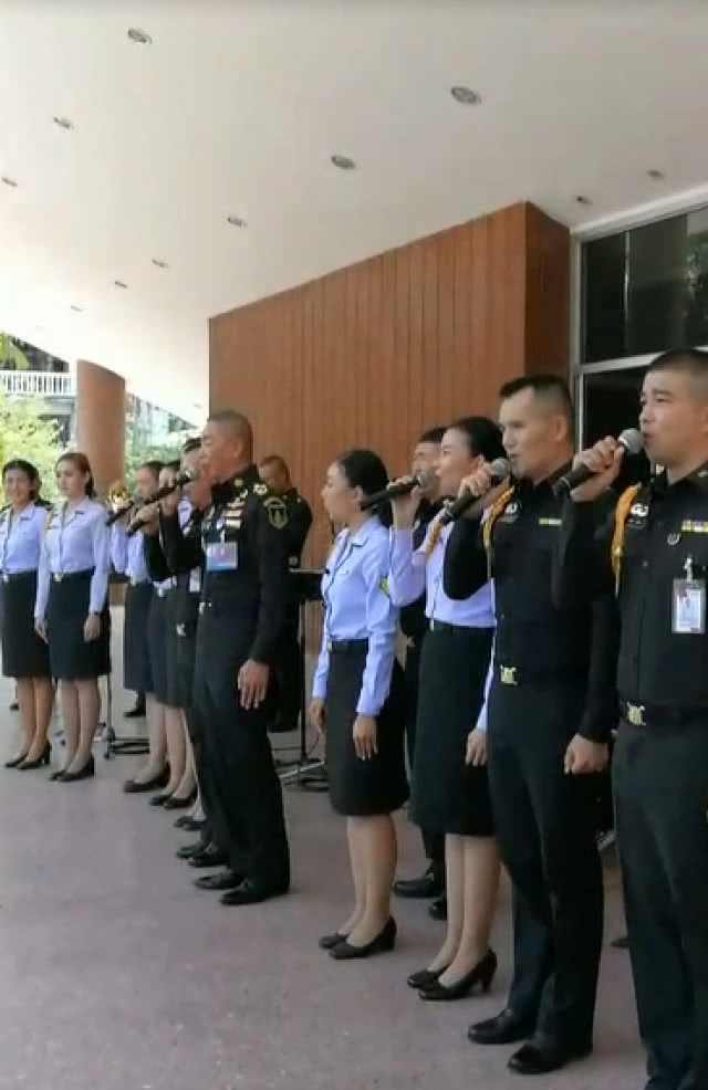 เข้มแข็ง!  "บิ๊กแดง" นำร้องเพลง "มาร์ชกองทัพบก"ปลุกศักดิ์ศรีทหาร รักษาเกียรติความเป็นทหารอาชีพ