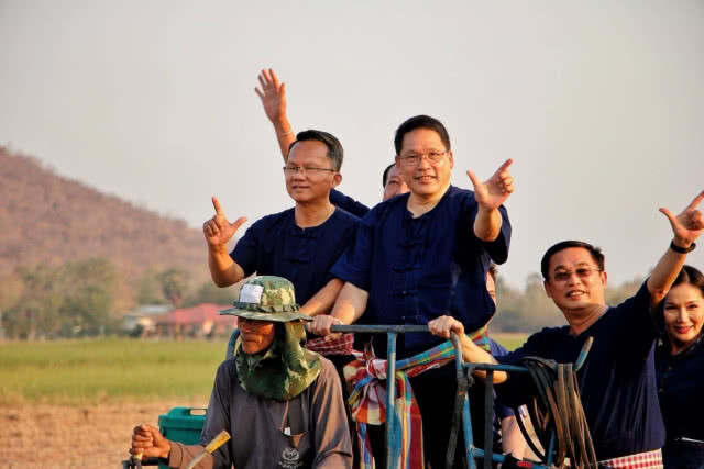 "สมศักดิ์" ชี้อยากใช้งาน "บิ๊กตู่" ต้องเลือกพปชร.