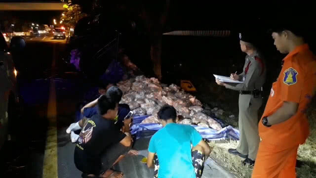กระบะยางแตกพลิกคว่ำไก่สดเกลือนถนน