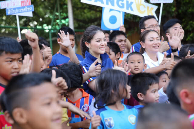 "มาดามเดียร์"ลงพื้นที่คลองเตย น้องๆอยากมีสนามบอล