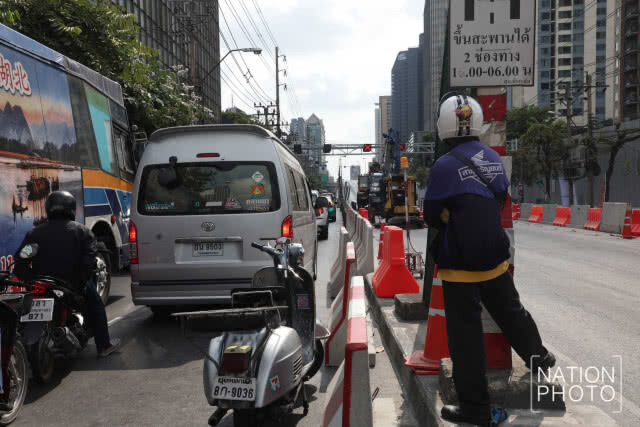 แยกอโศกติดหนึบหลังปิดสะพานวันแรก
