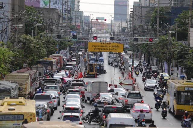 แยกอโศกติดหนึบหลังปิดสะพานวันแรก