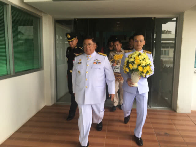 ในหลวง ร.10 พระราชทานแจกันดอกไม้ทหารเหยียบกับระเบิด
