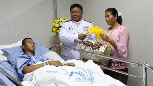 ในหลวง ร.10 พระราชทานแจกันดอกไม้ทหารเหยียบกับระเบิด
