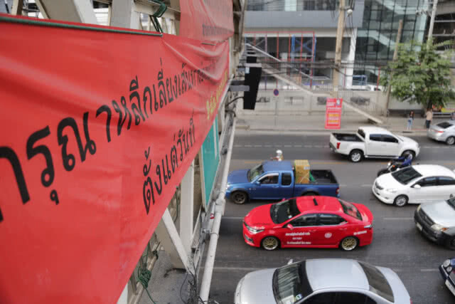 แยกอโศกติดหนึบหลังปิดสะพานวันแรก