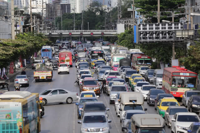 แยกอโศกติดหนึบหลังปิดสะพานวันแรก