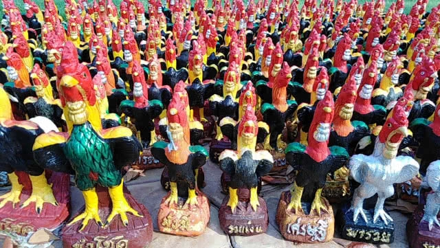 แปลกสะดุดตา "ไก่พระนเรศวร" ตั้งเต็มราวสะพานสองฝั่ง