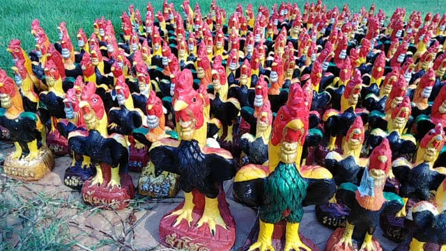 แปลกสะดุดตา "ไก่พระนเรศวร" ตั้งเต็มราวสะพานสองฝั่ง