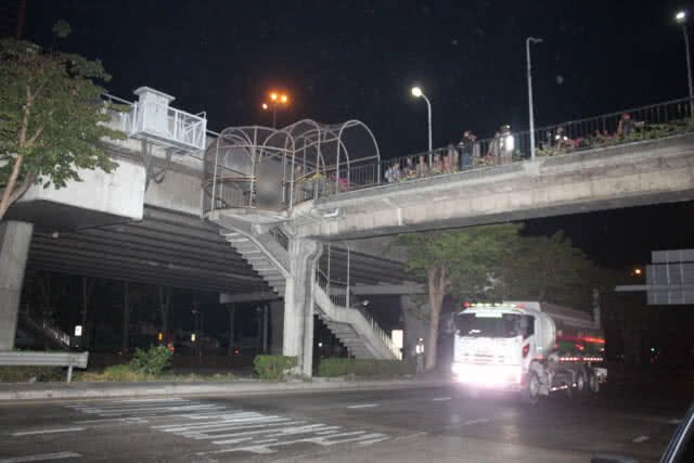 หนุ่มวัย 34 ปี ปัญหารุมเร้าคิดสั้นผูกคอตายคาสะพานลอย