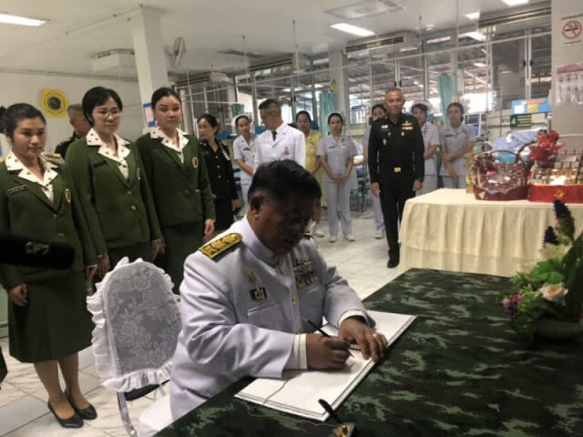 ในหลวง ร.10 พระราชทานแจกันดอกไม้ทหารเหยียบกับระเบิด