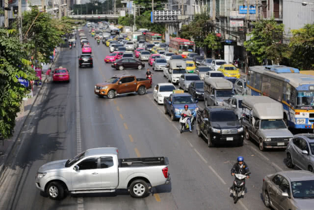 แยกอโศกติดหนึบหลังปิดสะพานวันแรก