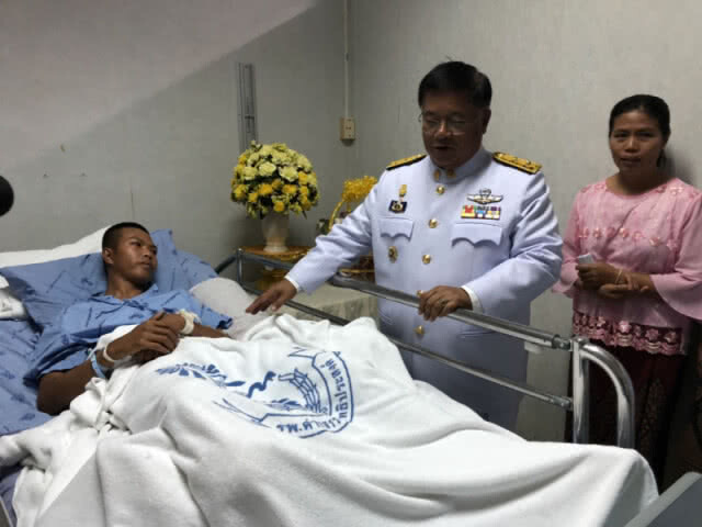 ในหลวง ร.10 พระราชทานแจกันดอกไม้ทหารเหยียบกับระเบิด