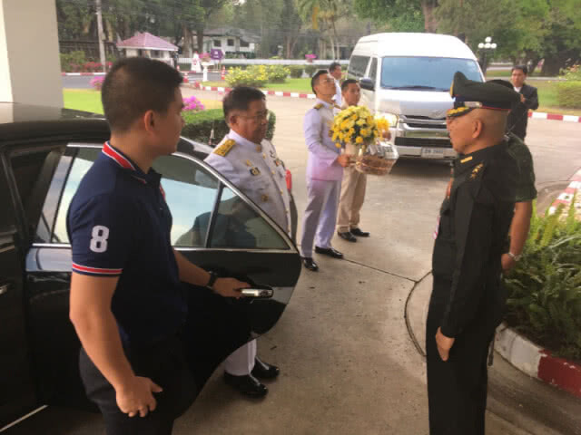 ในหลวง ร.10 พระราชทานแจกันดอกไม้ทหารเหยียบกับระเบิด