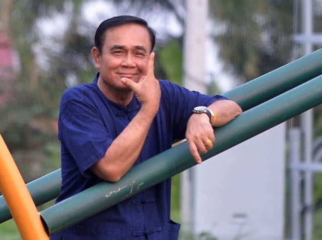 "ลุงตู่" ชวนชาวเน็ตออกกำลังกาย พร้อมเปิดลุคใหม่สุดเท่!